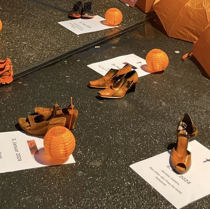 21 orange Schuhpaare stehen für 21 getötete Frauen